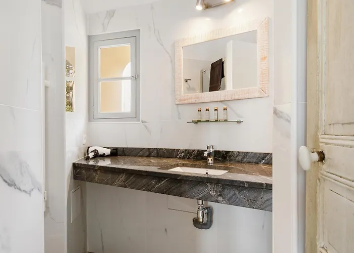 Chateau Hermitage De Combas Lägenhetshotell